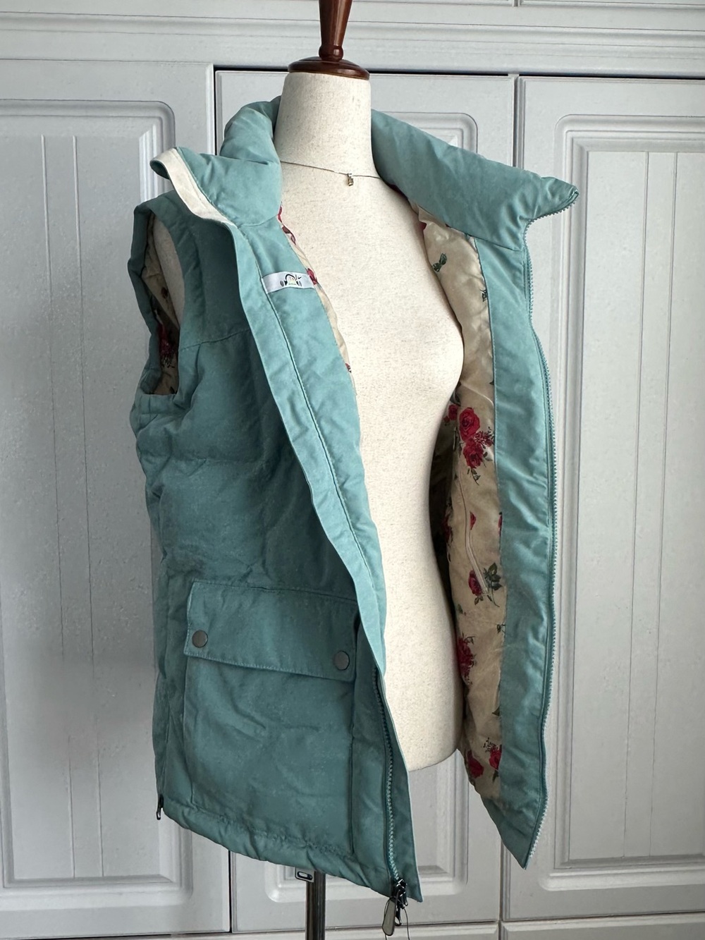 NWT Nike Snowboarding NKSN Puffer Vest Medium Floral Rose Lining Deadstock